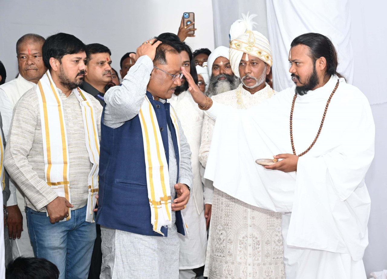 मुख्यमंत्री विष्णुदेव साय ने भण्डारपुरी धाम में सतनामी समाज के गुरुगद्दी आसन का दर्शन कर पूजा अर्चना की