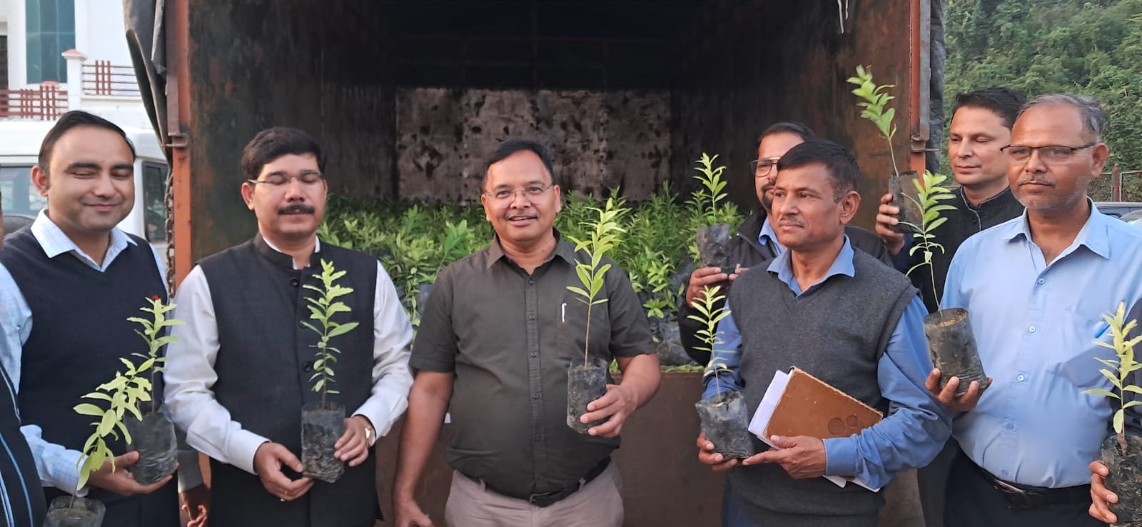 महिला समूहों की आर्थिकी को मजबूत करने के उद्देश्य से  चंदन के पौधों का होगा रोपण
