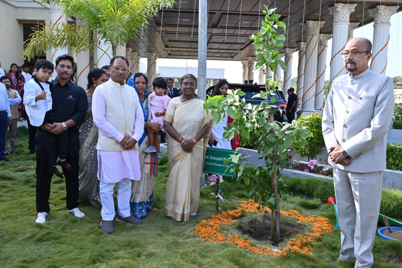 छत्तीसगढ़ के दो दिवसीय प्रवास के अंतिम दिन राष्ट्रपति श्रीमती मुर्मू ने मुख्यमंत्री विष्णुदेव साय के नवा रायपुर स्थित निवास परिसर में बेल का पौधा लगाया
