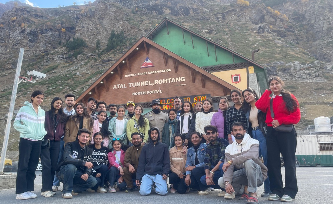 हिमाचल प्रदेश तकनीकी विश्वविद्यालय हमीरपुर के भौतिकी विभाग के विद्यार्थियों ने अटल सुरंग का शैक्षणिक भ्रमण किया