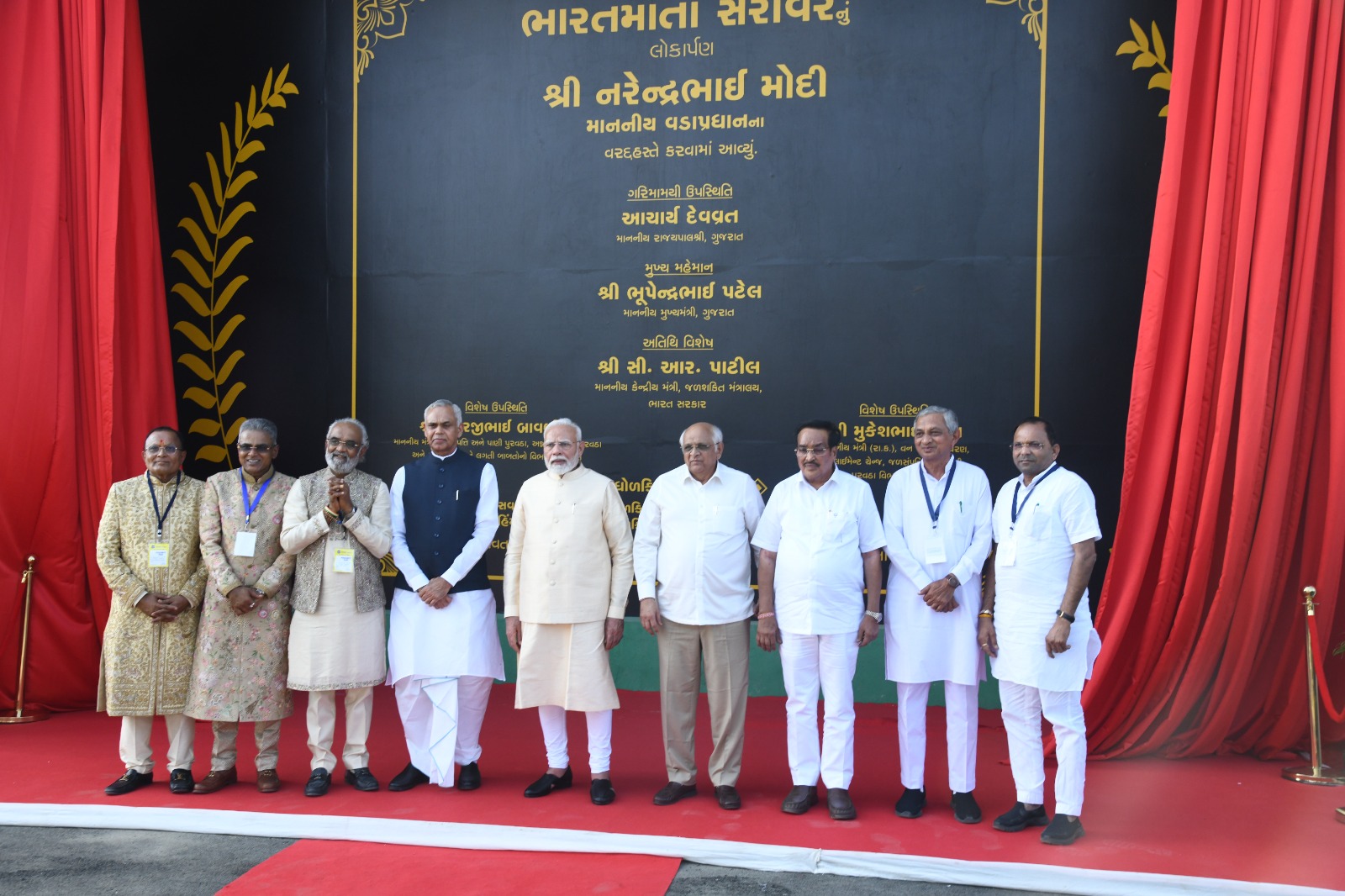પ્રધાનમંત્રી નરેન્દ્ર મોદીએ અમરેલીમાં 4 હજાર, 800 કરોડ રૂપિયાના વિવિધ વિકાસ કાર્યોનું ખાતમુહુર્ત અને લોકાર્પણ કર્યું