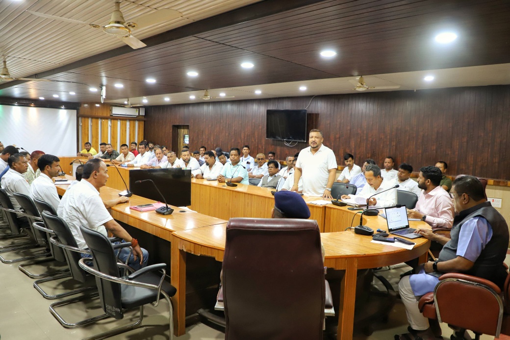 ধেমাজি জিলা আয়ুক্তৰ কাৰ্যালয়ত জনগোষ্ঠীয় সংগঠনৰ নেতৃত্বৰ সৈতে মন্ত্ৰী ৰণোজ পেগুৰ বৈঠক