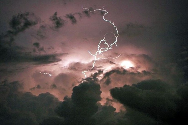 Over 130,000 lightning Strikes Leave Thousands Without Power in South Australia
