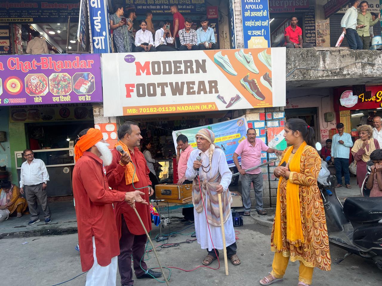 डीडीएमए नुक्कड़ नाटक के माध्यम से आम लोगों को आपदा से बचाव और सुरक्षित भवन निर्माण के प्रति जागरुक कर रही है