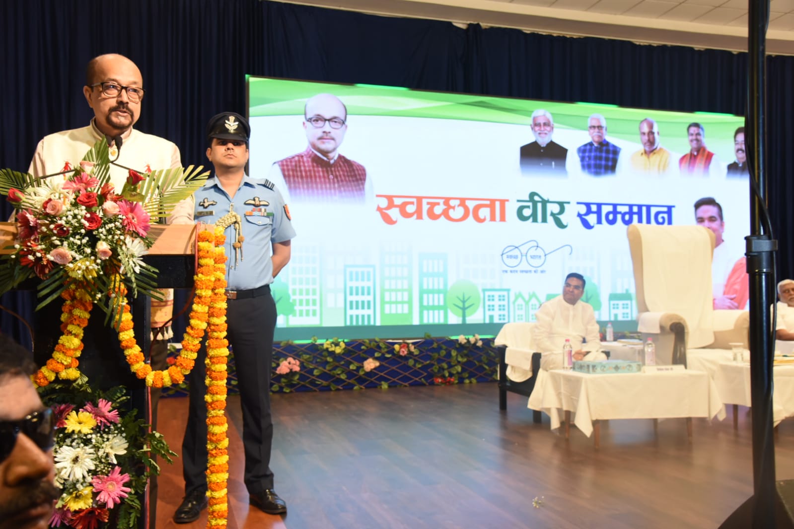 छत्तीसगढ़ के राज्यपाल रमेन डेका भिलाई के महात्मा गांधी कला मंदिर में आयोजित स्वच्छता सम्मान समारोह में शामिल हुए