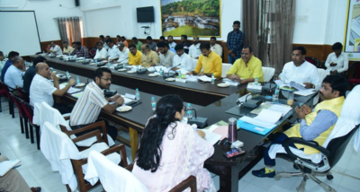 UP: प्रदेश के औद्योगिक मंत्री नन्द गोपाल गुप्ता नंदी ने मिर्जापुर के कलेक्ट्रेट सभागार में विकास कार्यो की प्रगति का जायजा लिया