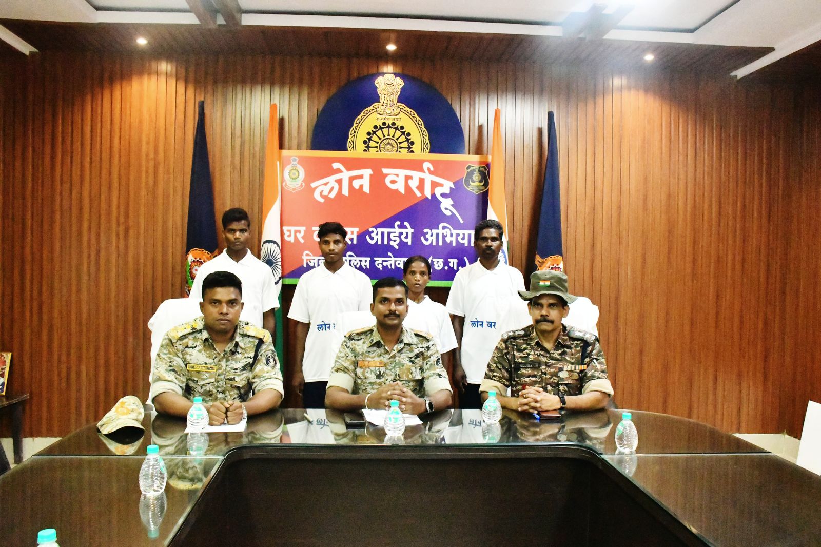 दंतेवाड़ा जिले में चार इनामी माओवादियों ने किया आत्मसमर्पण