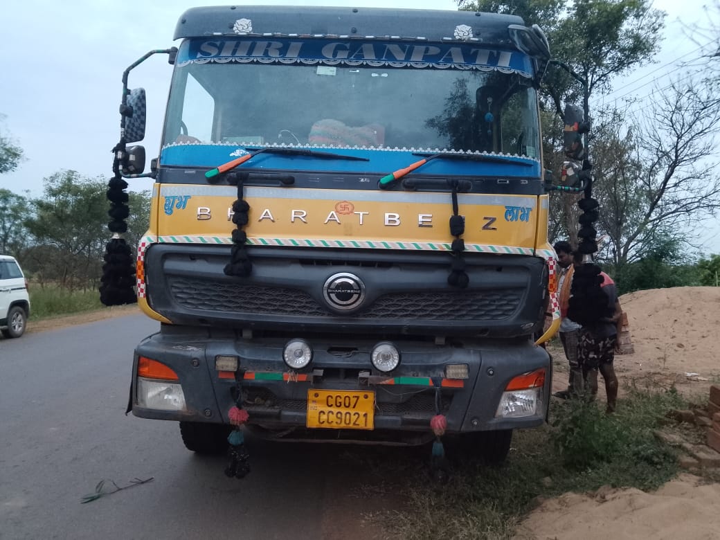 धमतरी जिले के सलोनी गांव में सुबह मॉर्निंग वॉक पर निकले दो छात्रों को हाईवा ने अपनी चपेट में लिया