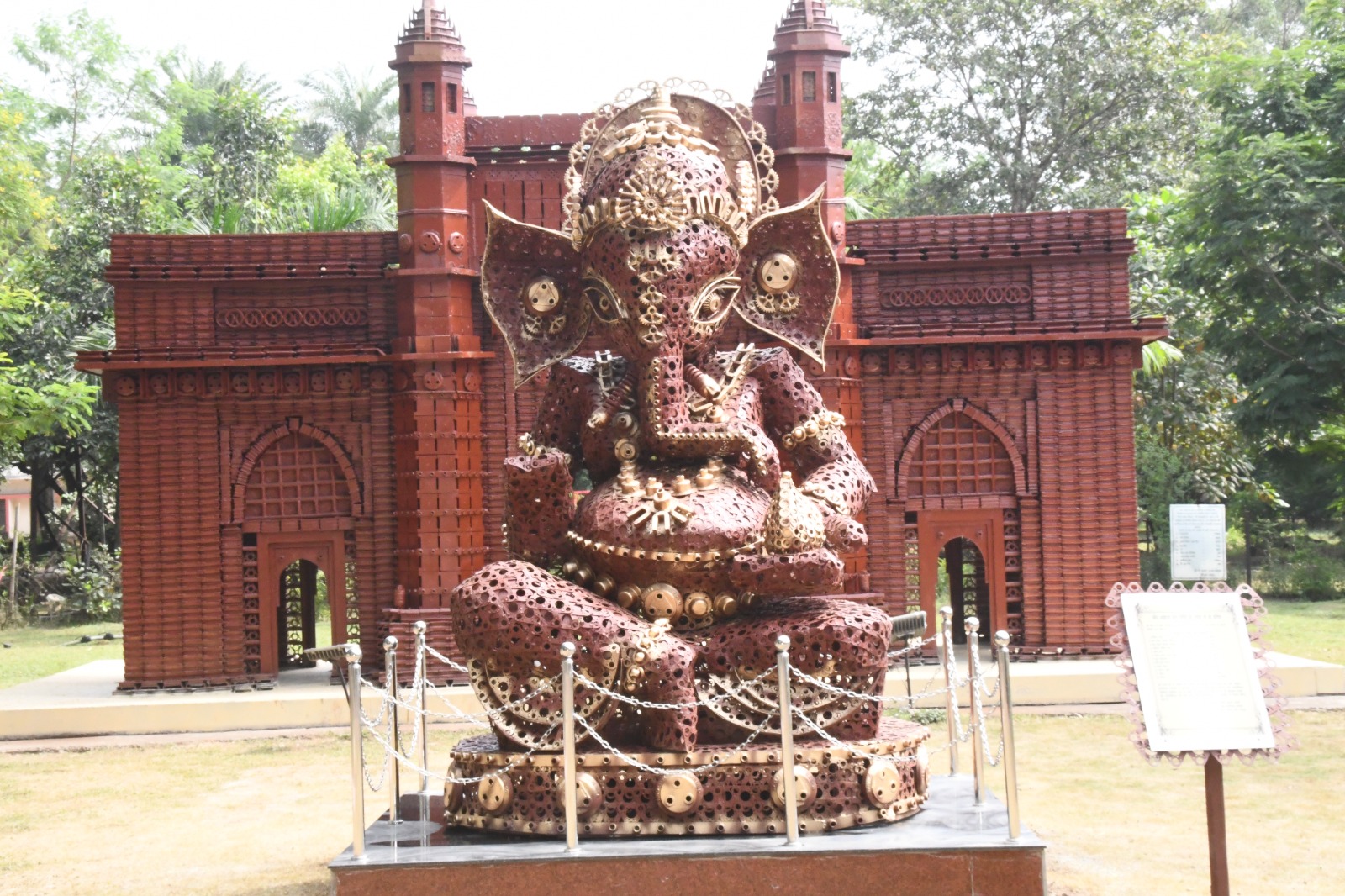 दक्षिण पूर्व मध्य रेलवे के रायपुर स्थित वैगन रिपेयर शॉप में एक टन वेस्ट मटेरियल से भगवान गणेश की प्रतिमा सहित अन्य 11 कलाकृतियां बनाई गई
