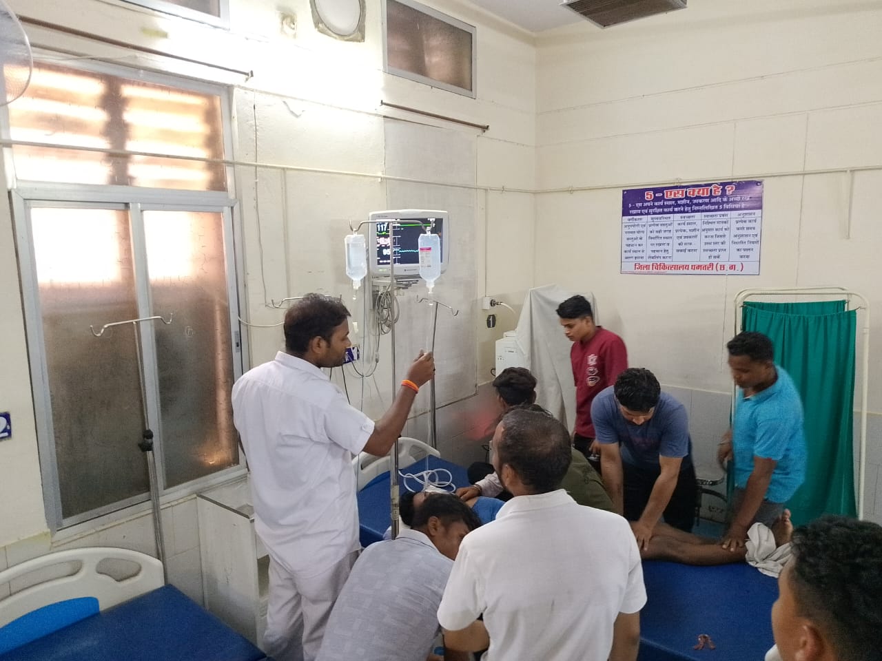 धमतरी में र्गा विसर्जन के दौरान हाईटेंशन तार के टूटकर गिर जाने से कई ग्रामीण करंट की चपेट में आ गए