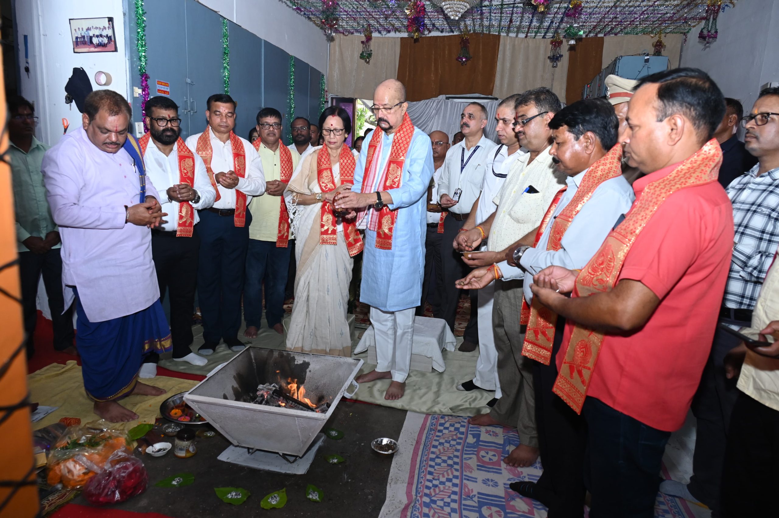 राज्यपाल रमेन डेका आज राजभवन में आयोजित शस्त्र पूजन और हवन में शामिल हुए