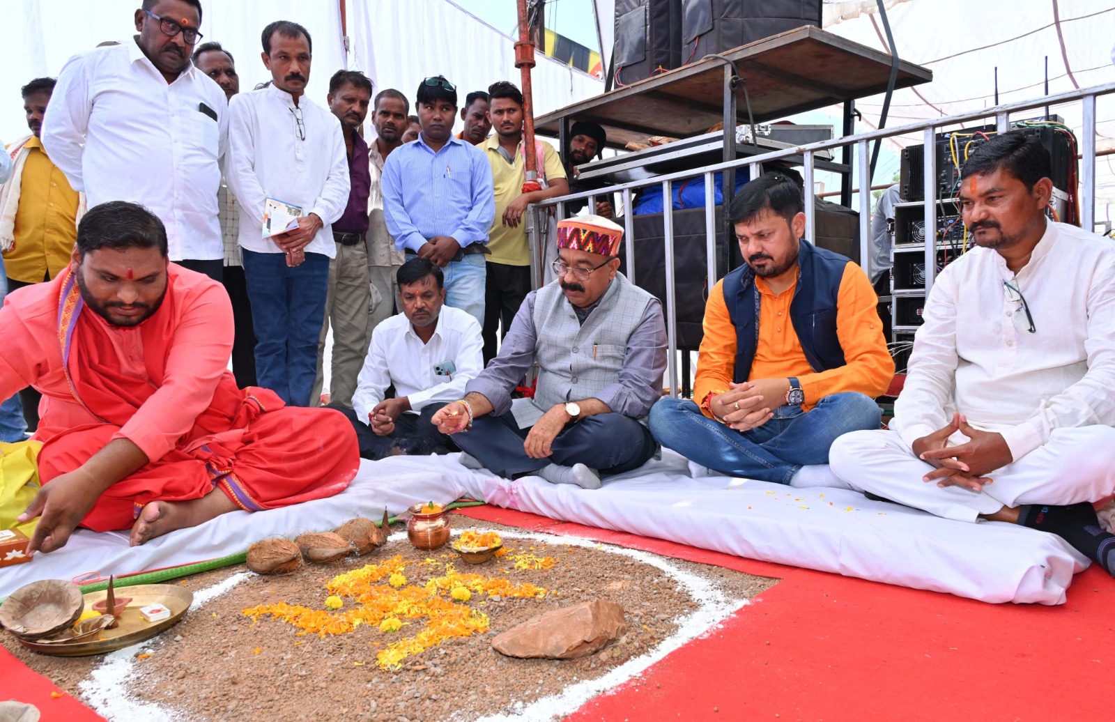 उपमुख्यमंत्री अरुण साव ने आज रायपुर जिले के खरोरा में बीस करोड़ रुपए से अधिक की लागत के विभिन्न विकास कार्यों का लोकार्पण और भूमिपूजन किया