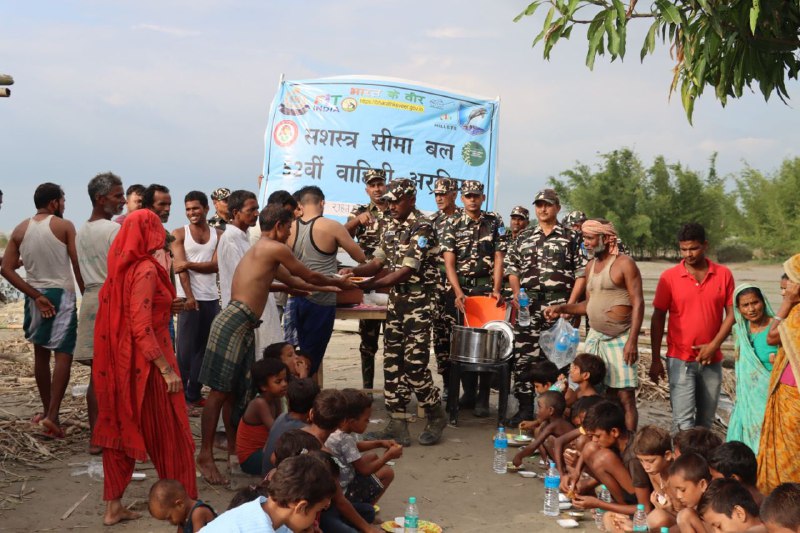 सशस्त्र सीमा बल के जवानों ने अररिया में बाढ प्रभावित हिस्सों में चलाया राहत कार्य