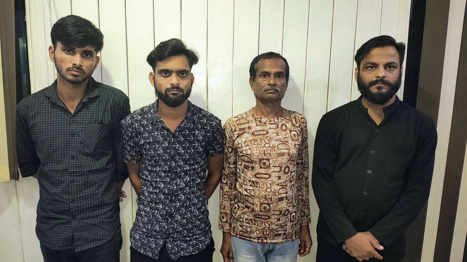 रायपुर रेंज के साइबर थाने की टीम ने शेयर ट्रेडिंग और क्रिप्टो करेंसी में निवेश के नाम पर ठगी करने वाले चार आरोपियों को गिरफ्तार किया
