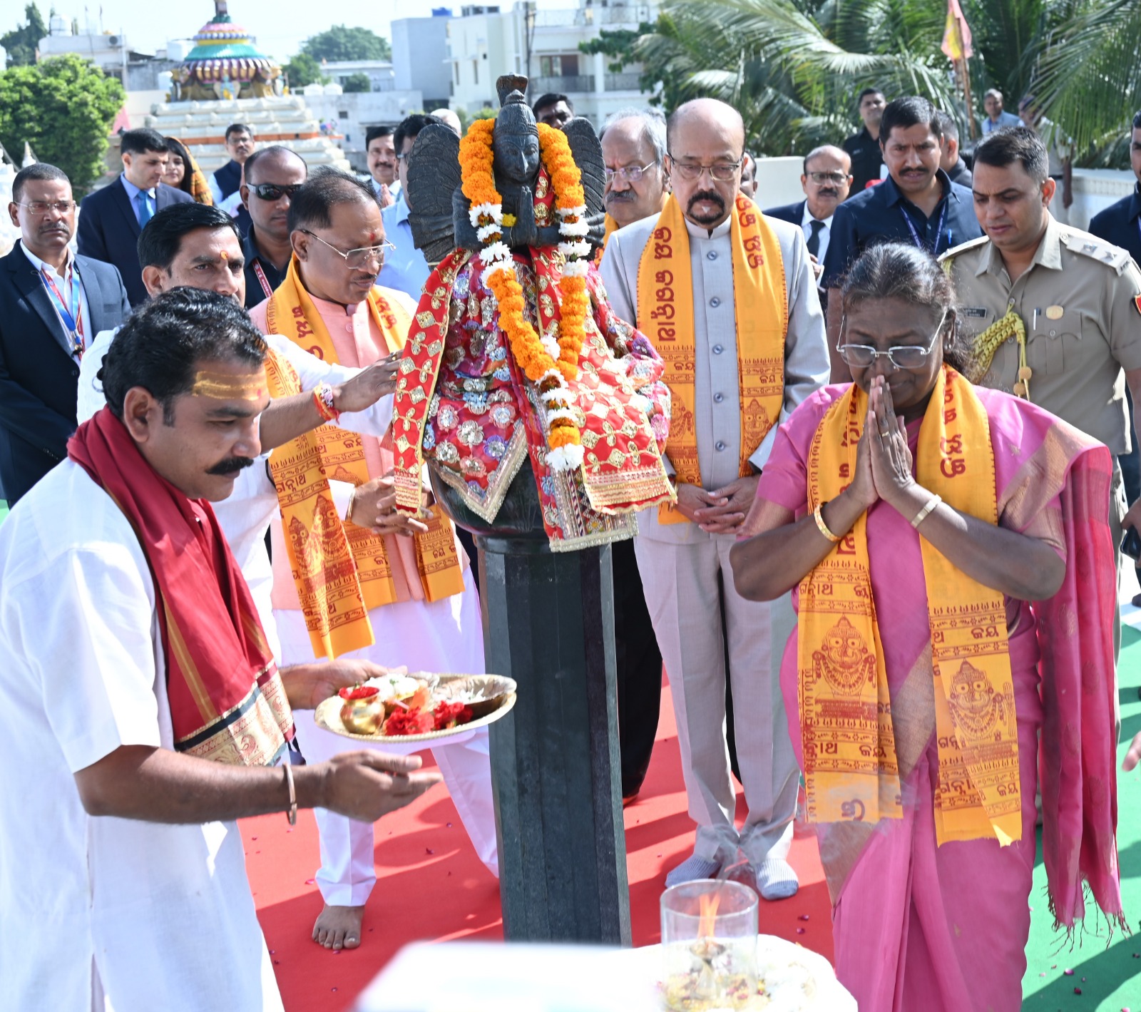 राष्ट्रपति द्रौपदी मुर्मु और राज्यपाल रमेन डेका ने रायपुर के गायत्री नगर स्थित जगन्नाथ मंदिर में महाप्रभु श्री जगन्नाथ भगवान की पूजा-अर्चना कर प्रदेशवासियों सहित देशवासियों की समृद्धि और सुख-शांति की कामना की