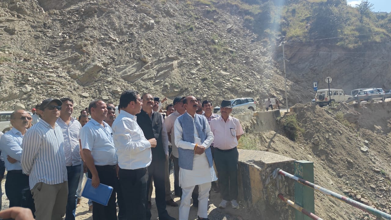 केंद्रीय सड़क परिवहन एवं राजमार्ग राज्य मंत्री अजय टम्टा ने अल्मोड़ा के क्वारब में राष्ट्रीय राजमार्ग-109 का निरीक्षण किया
