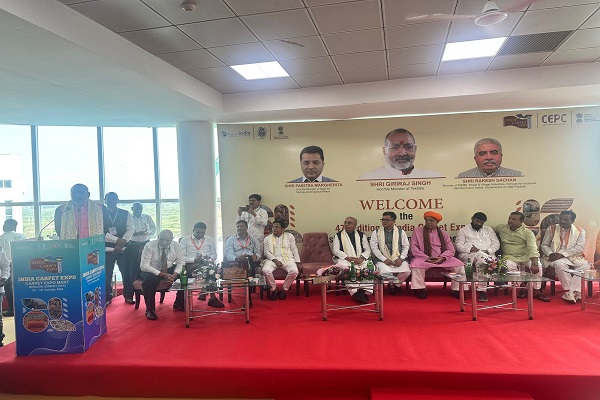 केंद्रीय कपड़ा मंत्री गिरिराज सिंह ने भदोही में तीसरे अंतर्राष्ट्रीय कालीन मेले का किया उद्घाटन