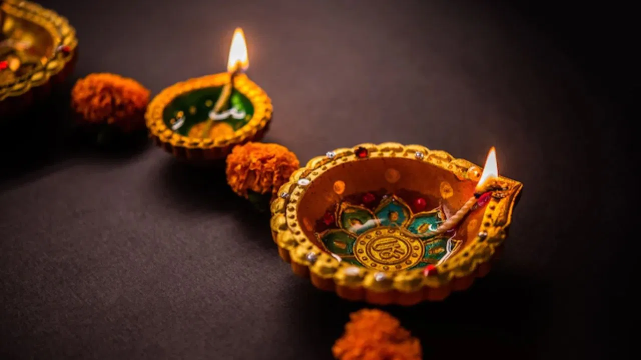 દિવાળીનાં પાવન પર્વ નિમિત્તે ગઈ કાલે રાત્રે રાજ્યનાં મંદિરોમાં વિશેષ પૂજા અર્ચના કરવામાં આવી