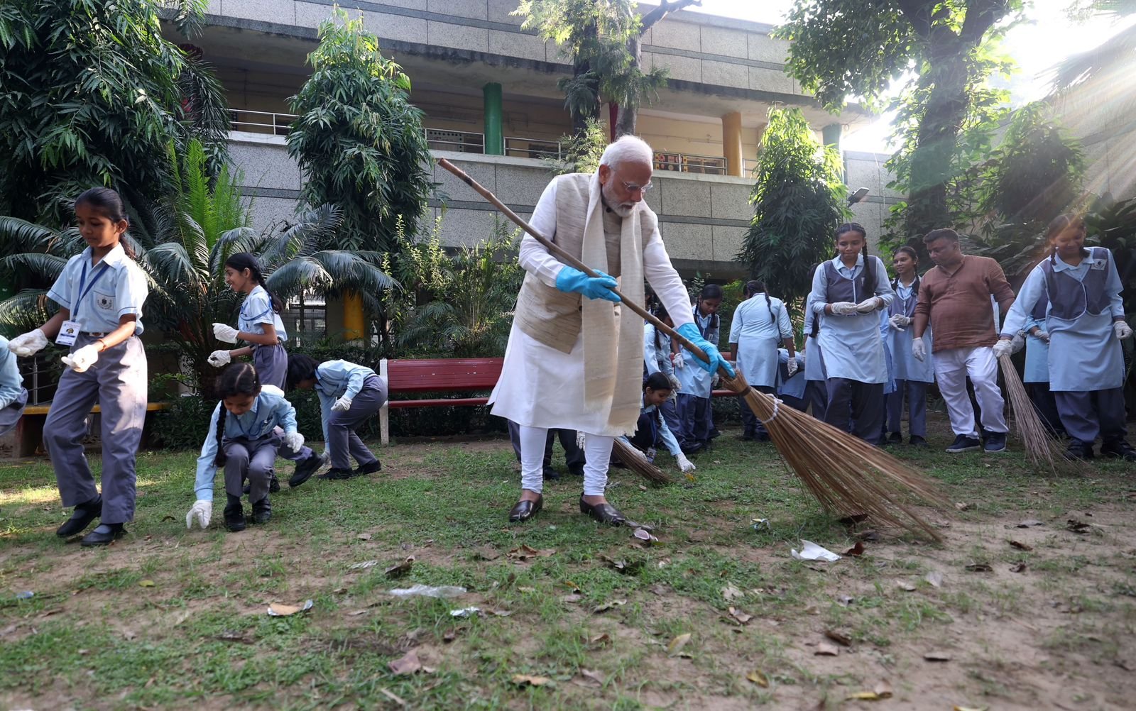 स्वच्छ भारत अभियान के 10 वर्ष पूरे, प्रधानमंत्री ने इस आंदोलन को सफल बनाने के लिए सभी लोगों की सराहना की