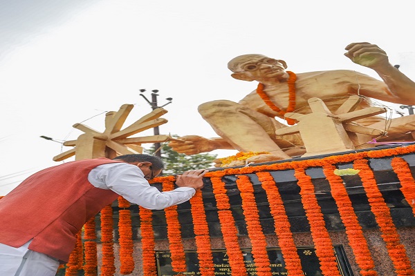 केंद्रीय कृषि मंत्री शिवराज सिंह चौहान ने राष्ट्रपिता महात्मा गांधी की जयंती पर उन्हें नमन किया