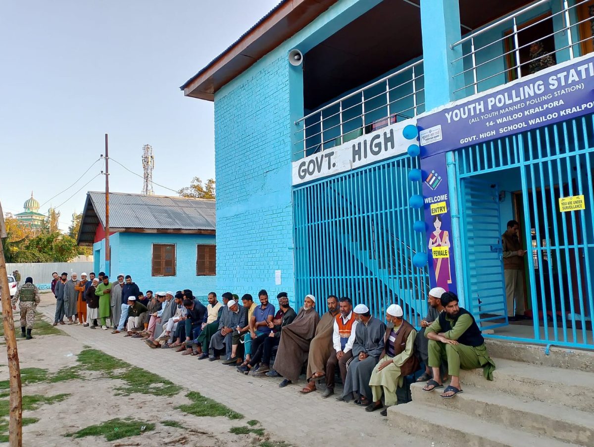 जम्मू आणि काश्मीर विधानसभा निवडणुकीसाठी तिसऱ्या टप्प्यात  ६९ पूर्णांक ६५ शतांश टक्के इतकं विक्रमी मतदान