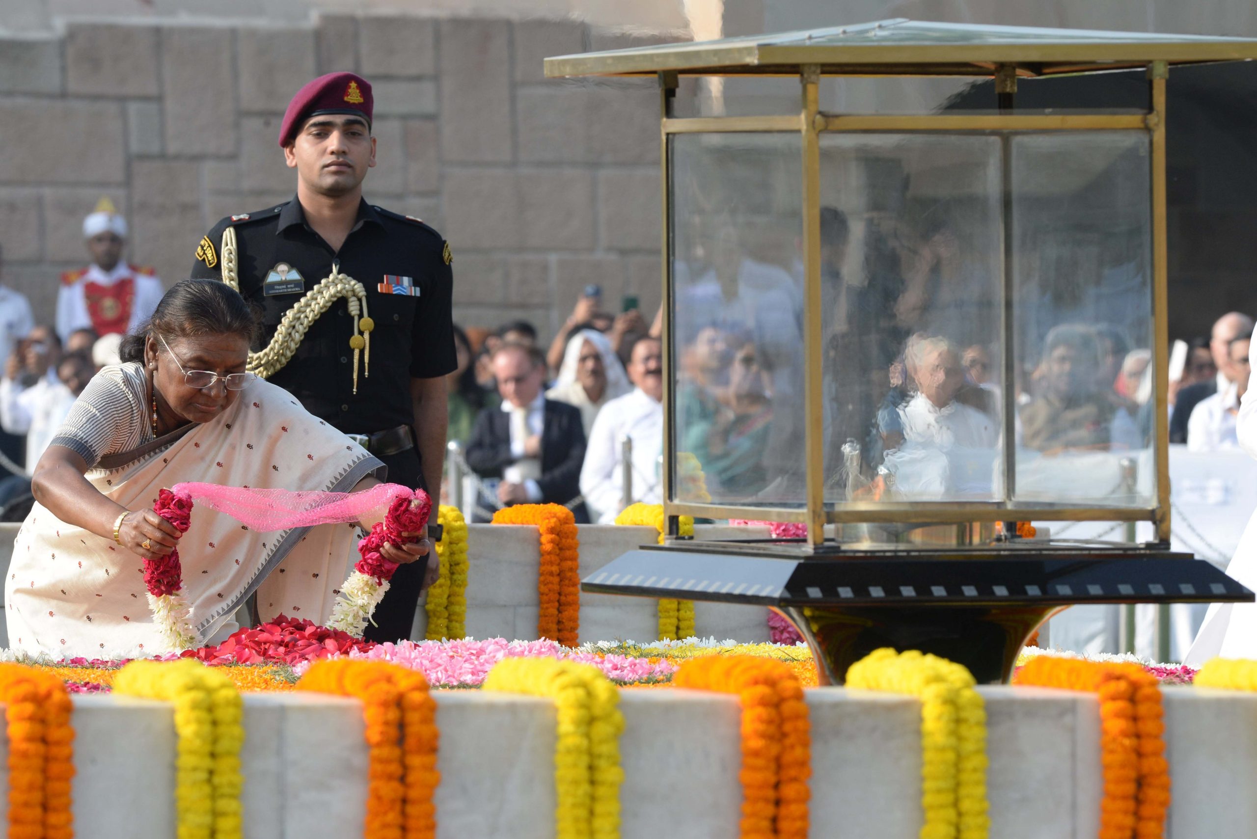 राष्ट्रपति द्रौपदी मुर्मु ने राष्ट्रपिता महात्मा गांधी को उनकी जयंती पर श्रद्धांजलि अर्पित की