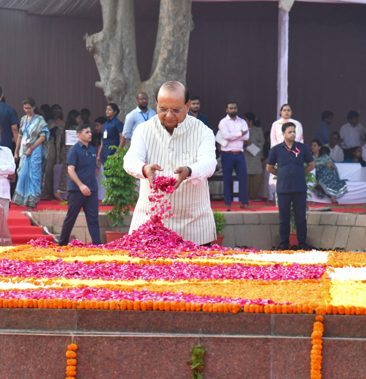 एलजी विनय कुमार सक्सेना ने राजघाट पर राष्ट्रपिता महात्मा गांधी को उनकी जयंती पर श्रद्धांजलि अर्पित की