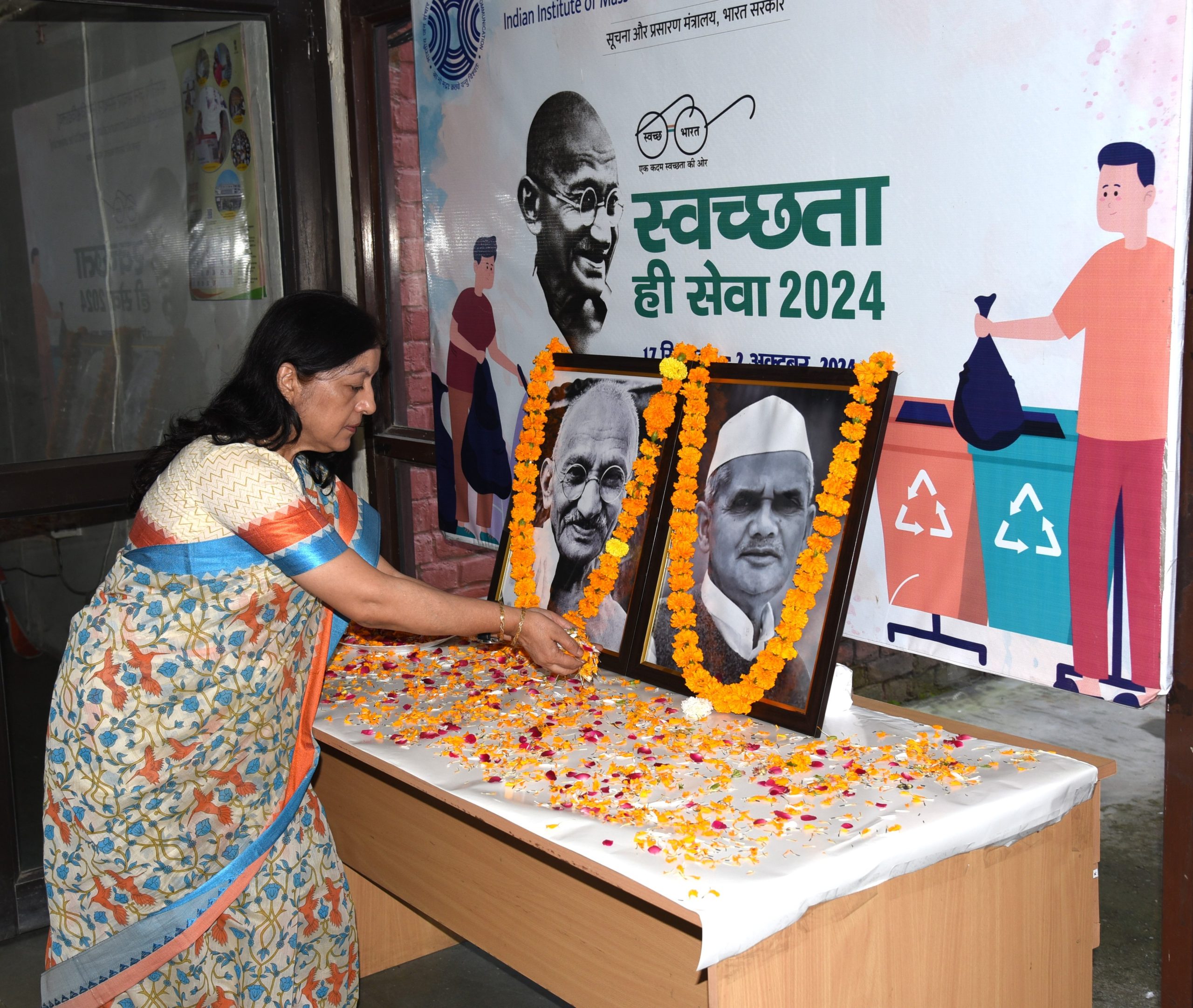 आई आई एम सी की कुलपति डॉ अनुपमा भटनागर ने राष्‍ट्रपिता महात्‍मा गांधी और पूर्व प्रधानमंत्री लाल बहादुर शास्‍त्री की जयंती पर श्रद्धासुमन अर्पित किया