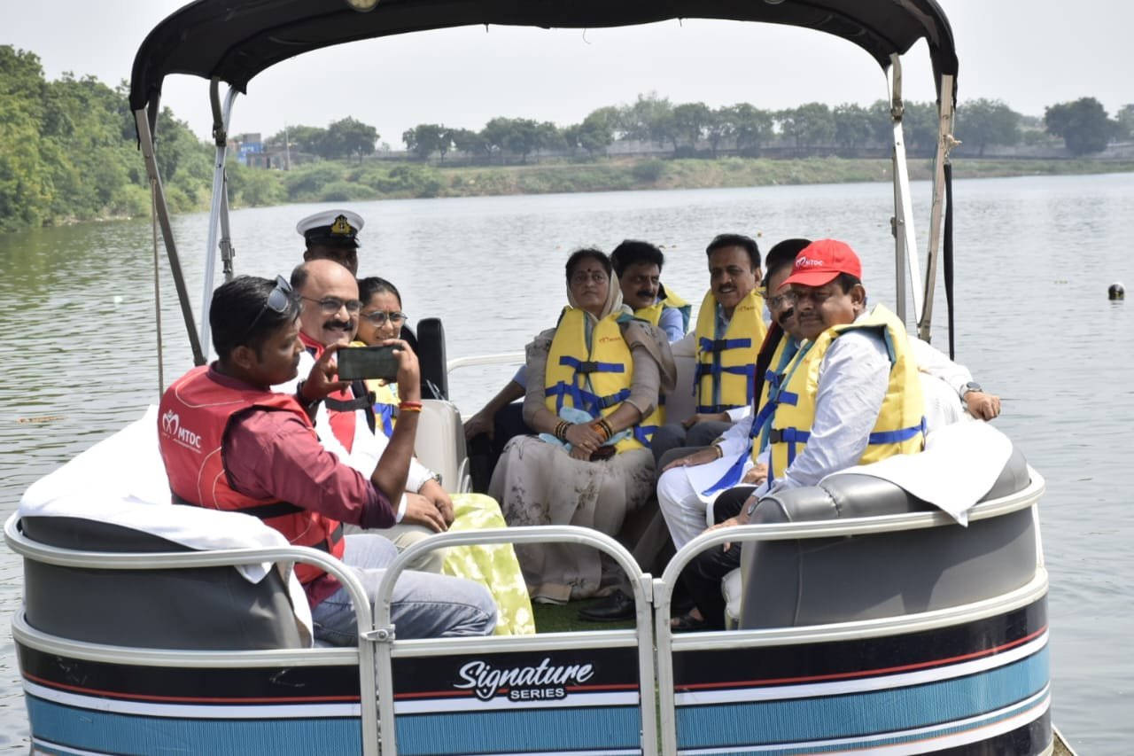महाराष्‍ट्र में जलगांव शहर की महरून झील में जल क्रीडा पर्यटन के विकास के लिए 15 करोड़ रुपये के अनुदान की घोषणा