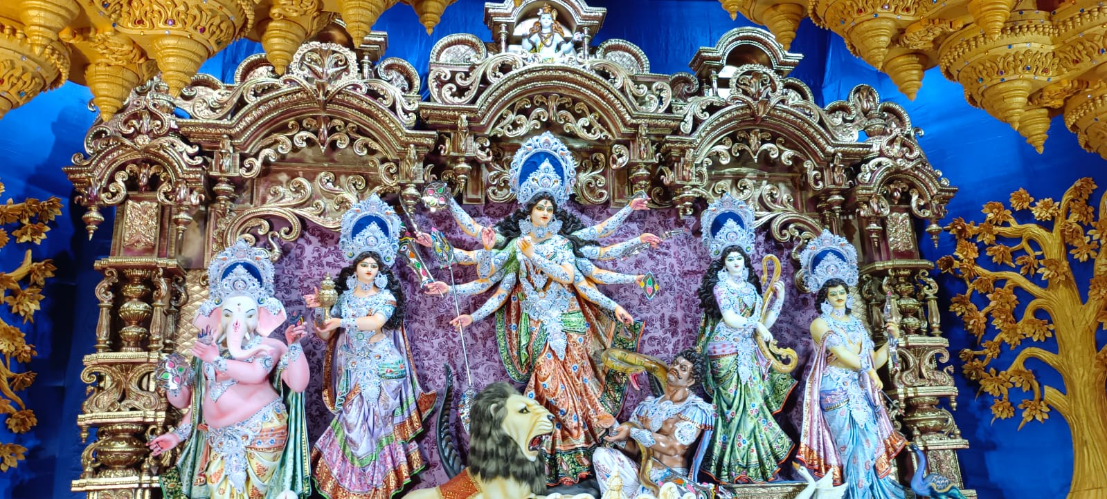 पूर्व केंद्रीय मंत्री अर्जुन मुंडा ने सरायकेला खरसावां जिले के आदित्यपुर में बने भव्य दुर्गा पूजा पंडाल का किया दर्शन
