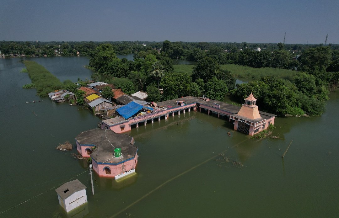 बिहार में अचानक आई बाढ़ और राज्य के कई हिस्सों में तटबंधों के टूटने के कारण 16 जिलों में बाढ़ की गंभीर स्थिति