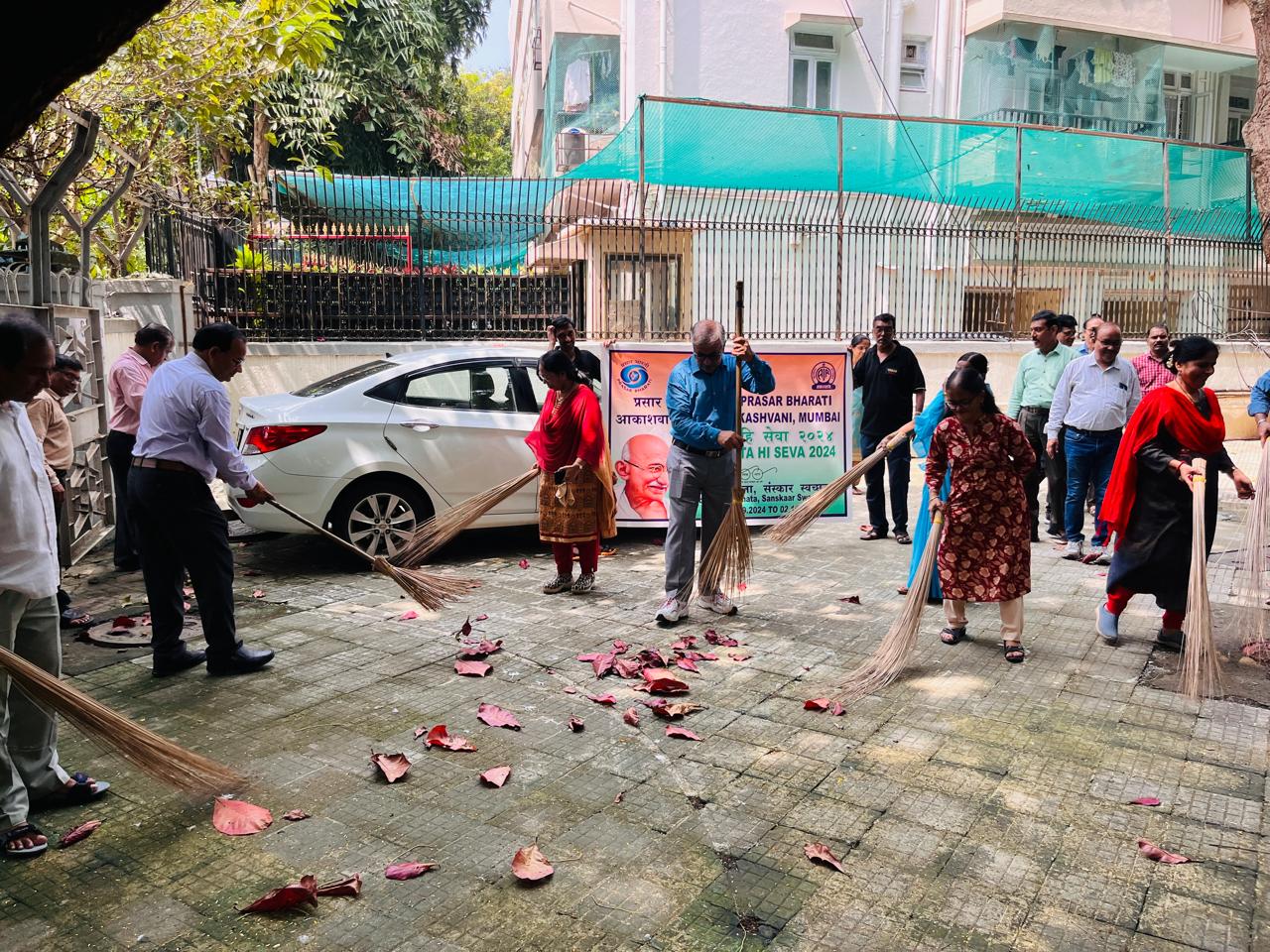 आकाशवाणी मुंबई के सभी कर्मचारियों ने आज ‘स्वच्छता ही सेवा’ अभियान के तहत किया श्रमदान
