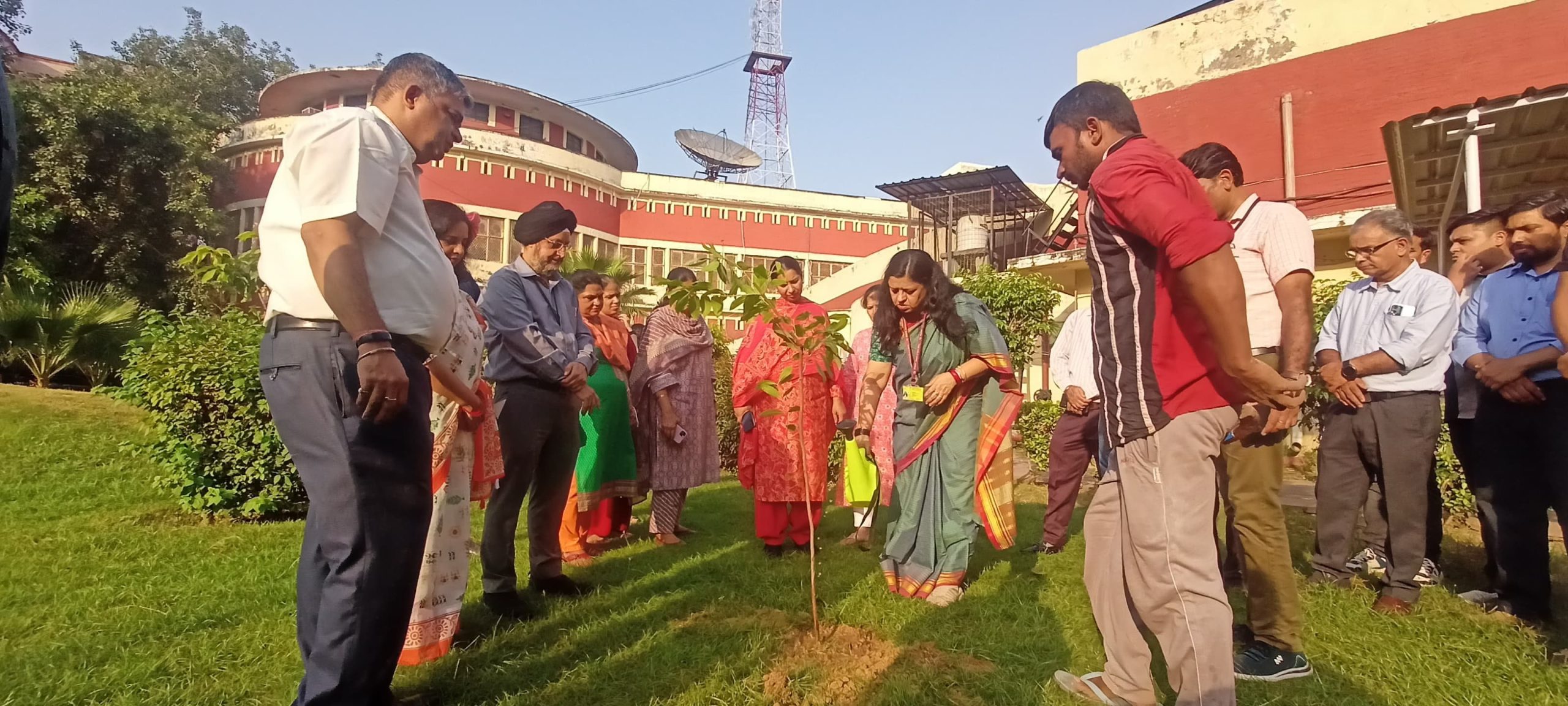 आकाशवाणी समाचार की महानिदेशक डॉ. प्रज्ञा पालीवाल गौड़ ने आकाशवाणी मुख्यालय परिसर में ‘एक पेड़ मां के नाम’ पहल के तहत किया पौधारोपण