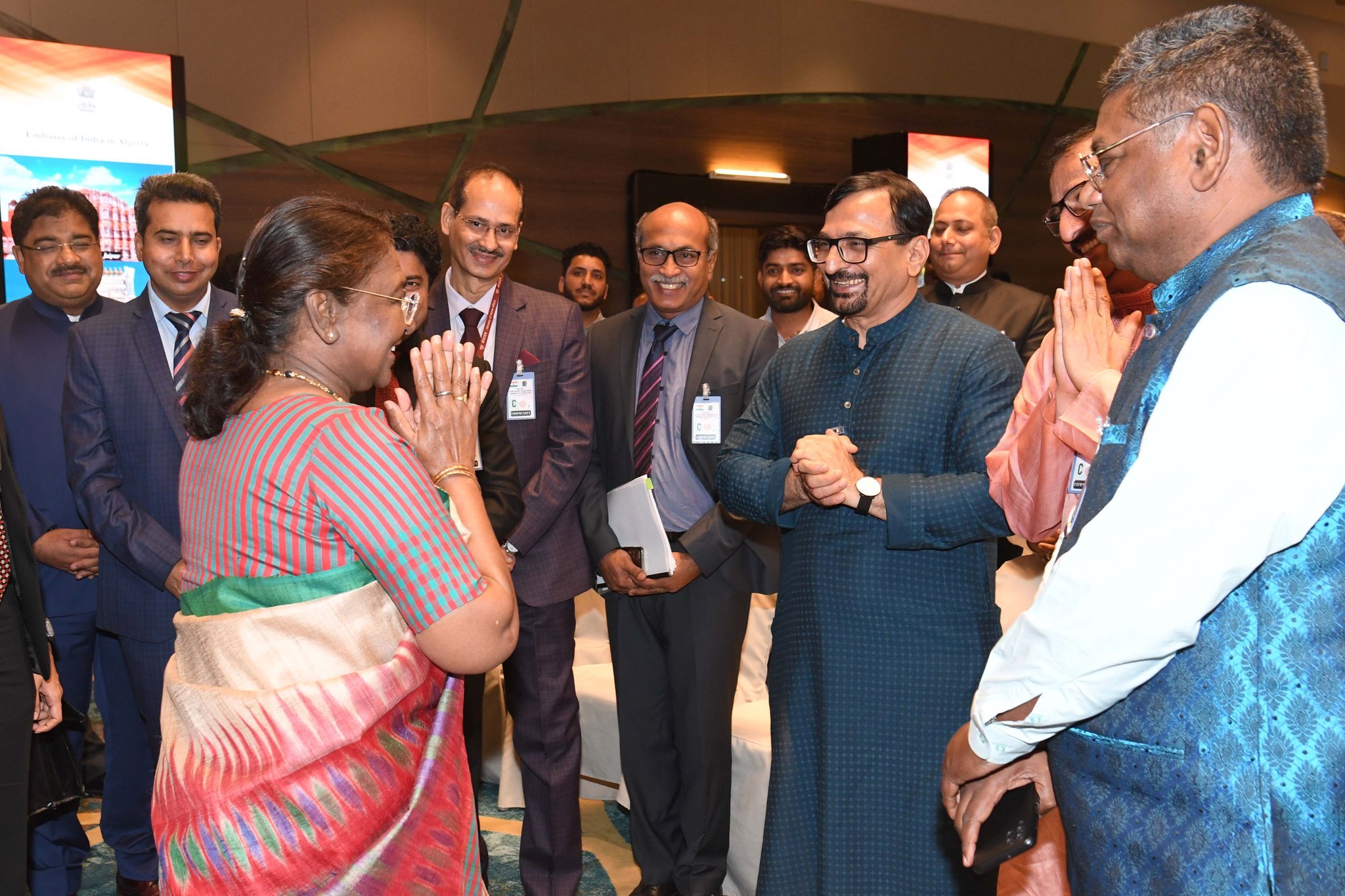 राष्‍ट्रपति द्रौपदी मुर्मु ने अल्‍जीयर्स में भारतीय समुदाय को संबोधित किया, आज अल्‍जीरिया के नेताओं के साथ बैठकें करेंगी