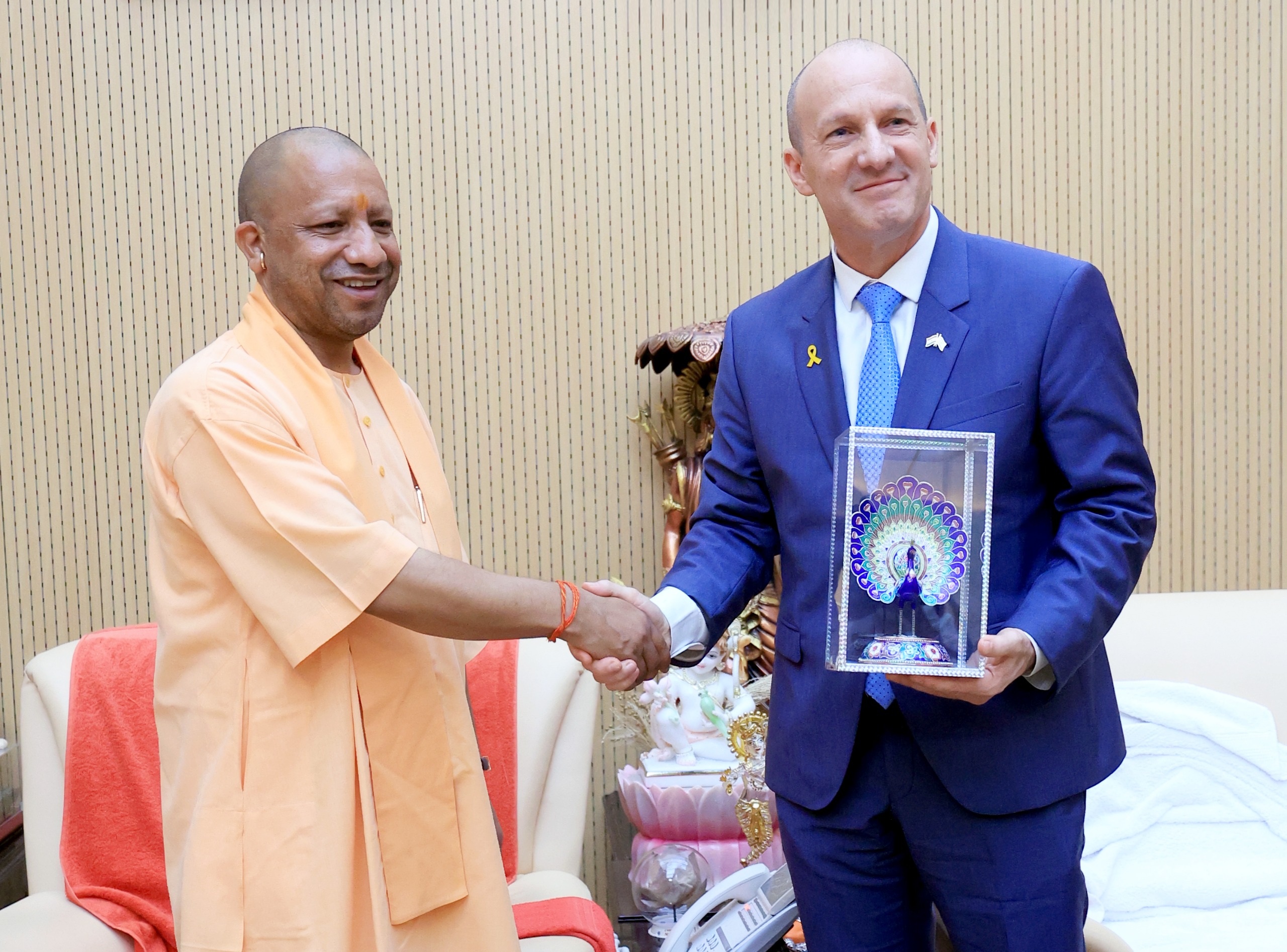 मुख्यमंत्री योगी आदित्यनाथ ने इजराइल के राजदूत रूवेन अजार से शिष्टाचार भेंट की