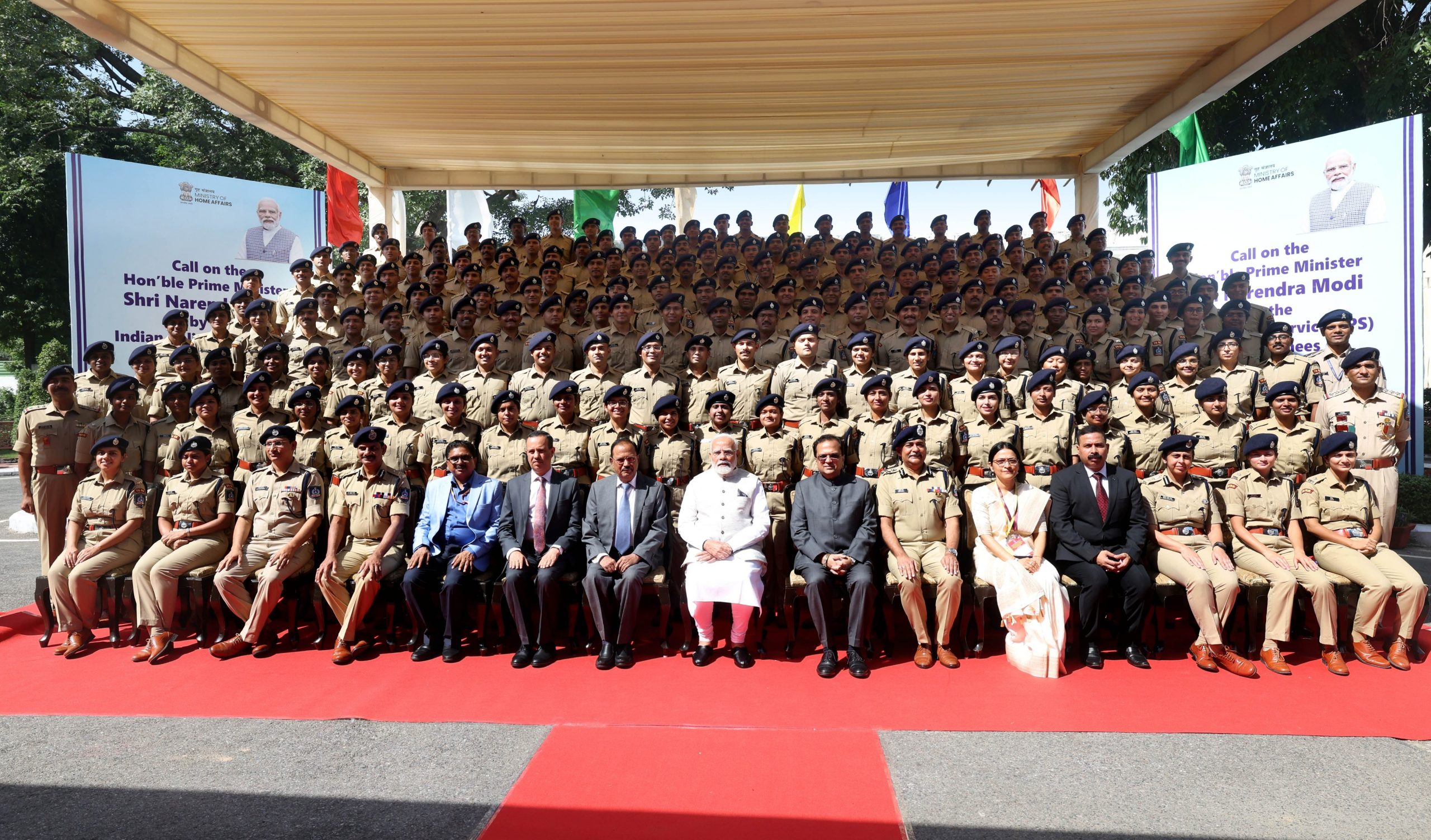 प्रधानमंत्री नरेंद्र मोदी ने 76वें बैच के भारतीय पुलिस सेवा के परिवीक्षाधीन अधिकारियों के साथ की बातचीत