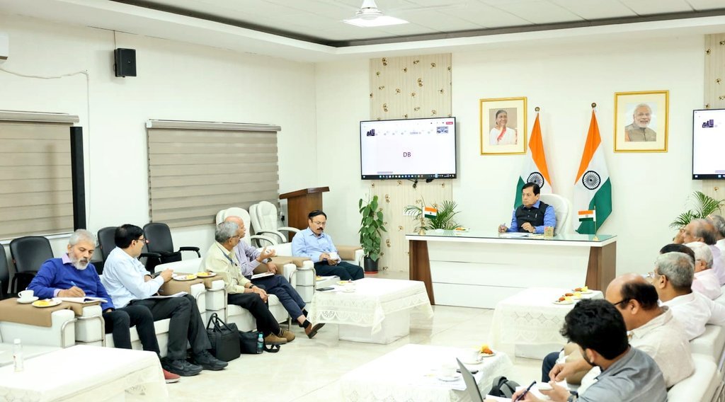 কেন্দ্রীয় বন্দর, জাহাজ চলাচল ও জলপথ মন্ত্রী সর্বানন্দ সোনোয়াল আজ নতুন দিল্লিতে ভারতের শীর্ষ প্রত্নতাত্ত্বিক, যাদুঘর বিশেষজ্ঞ এবং ইতিহাসবিদদের সঙ্গে বৈঠক করেছেন