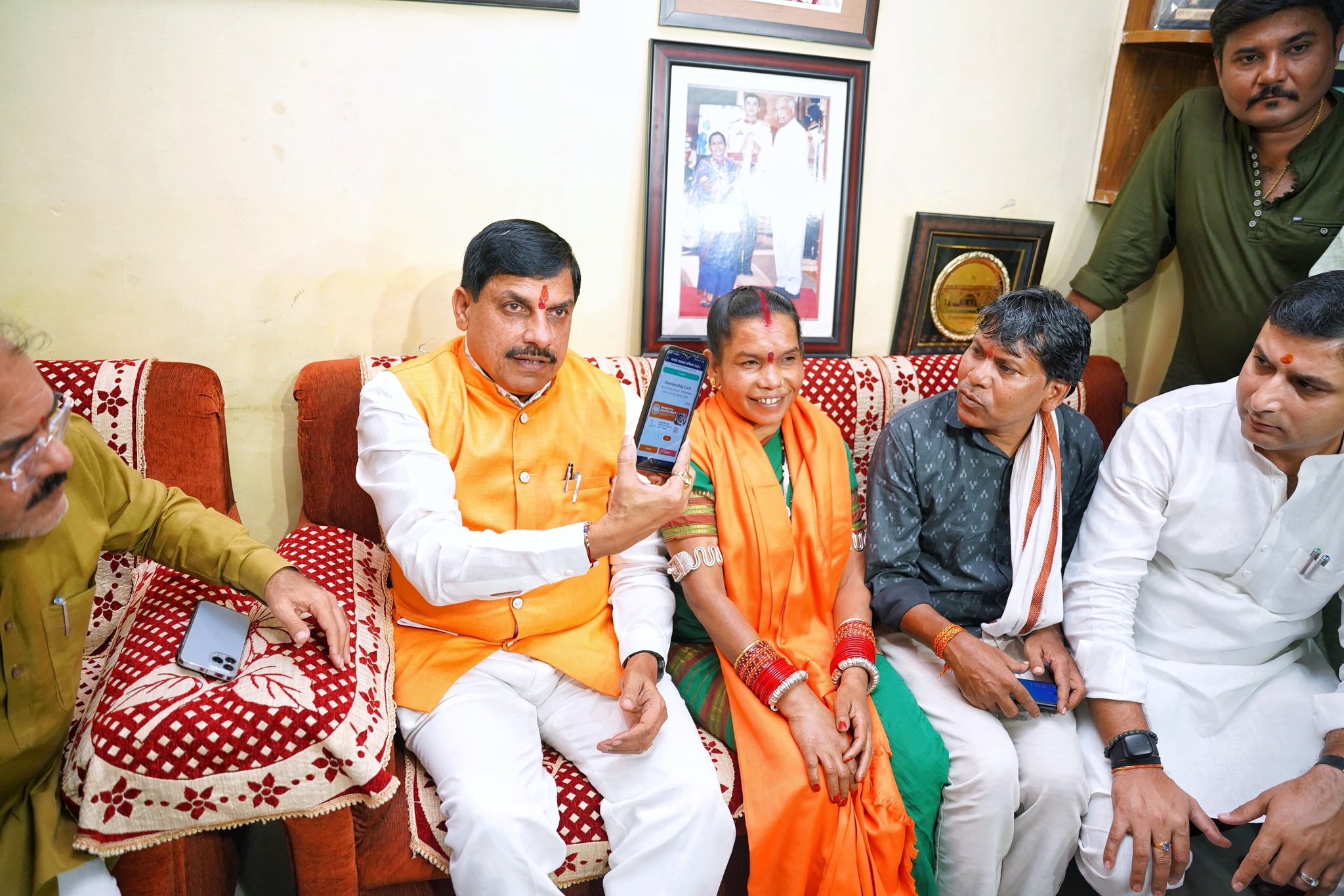 मुख्यमंत्री डॉ. मोहन यादव ने लोक कलाकार पद्मश्री से सम्मानित श्रीमती दुर्गा बाई व्योम को दिलाई पार्टी की सदस्यता