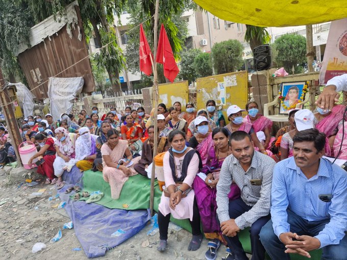 उमेद महाराष्ट्र राज्य ग्रामीण जीवनोन्नती अभियानाअंतर्गत कार्यरत कर्मचाऱ्यांचं धरणं आंदोलन