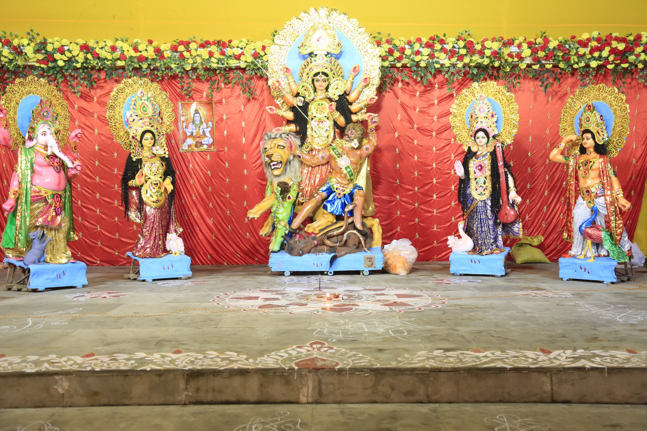 ओड़ीसा के राज्यपाल रघुवर दास आज जमशेदपुर के सिदगोड़ा में आयोजित दुर्गा पूजा में शामिल हुए