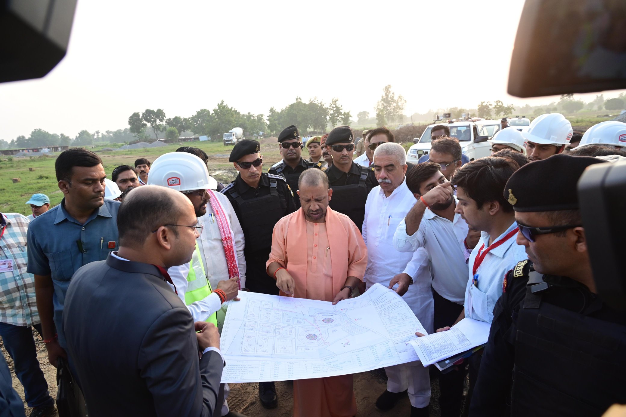 मुख्यमंत्री योगी आदित्यनाथ ने बलरामपुर में विकास कार्यों की समीक्षा की