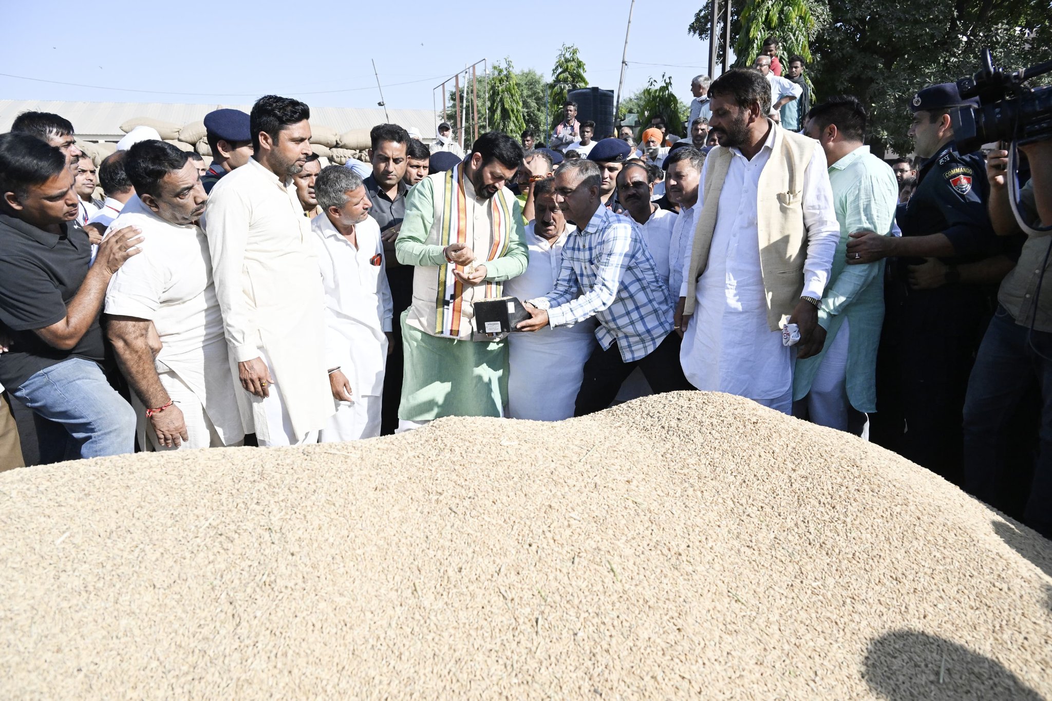 हरियाणा में कार्यवाहक मुख्यमंत्री नायब सिंह सैनी ने धान की चल रही खरीद का जायजा लेने कुरूक्षेत्र की अनाज मंडियों का दौरा किया