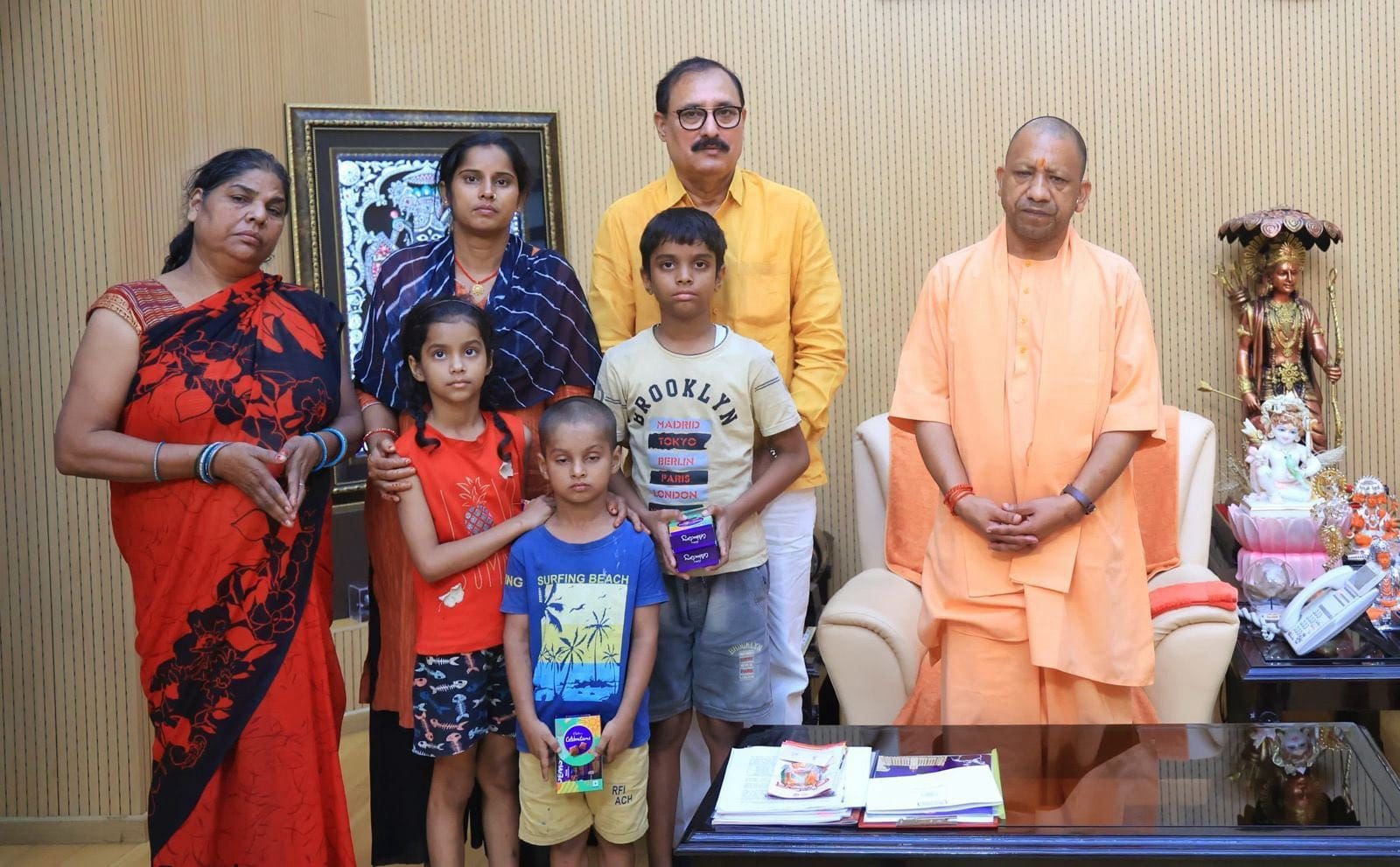 मुख्यमंत्री योगी आदित्यनाथ ने लखनऊ में कथित रूप से एक युवक की पुलिस अभिरक्षा में मृत्यु के मामले में मृतक के परिजनों से मुलाकात की