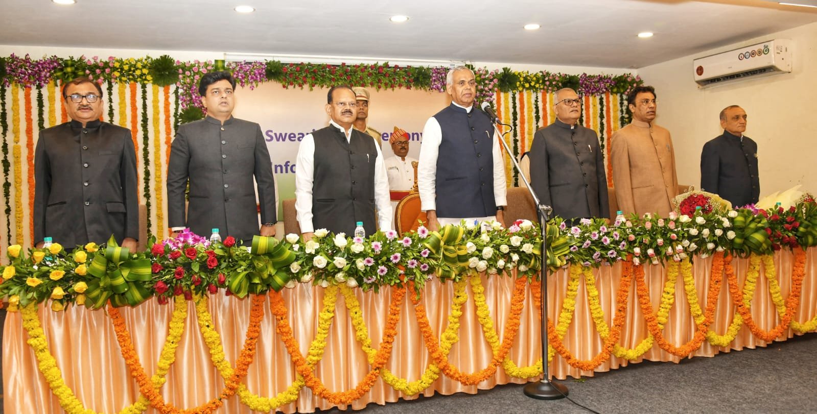 રાજભવન માંરાજ્યના માહિતી કમિશનર્સનો શપથવિધિ સમારોહ યોજાયો હતો