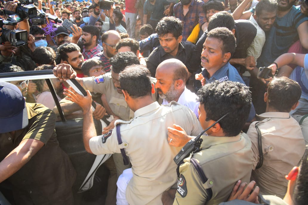 MoS Bandi Sanjay Kumar Detained by Telangana Police for staging protest in support of TPSC Aspirants