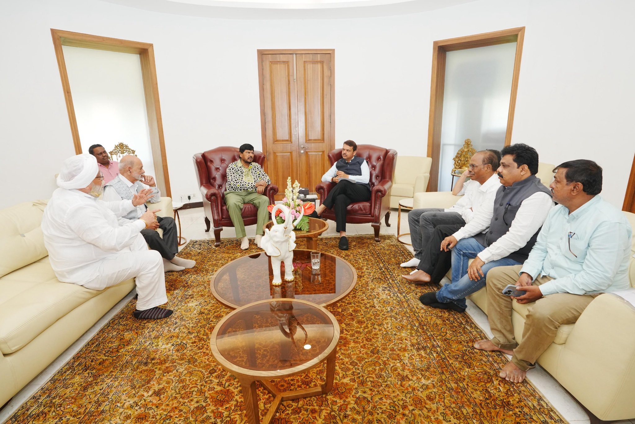 केंद्रीय सामाजिक न्याय राज्य मंत्री रामदास अठावले ने महाराष्ट्र के उपमुख्यमंत्री देवेंद्र फडणवीस से मुलाकात की