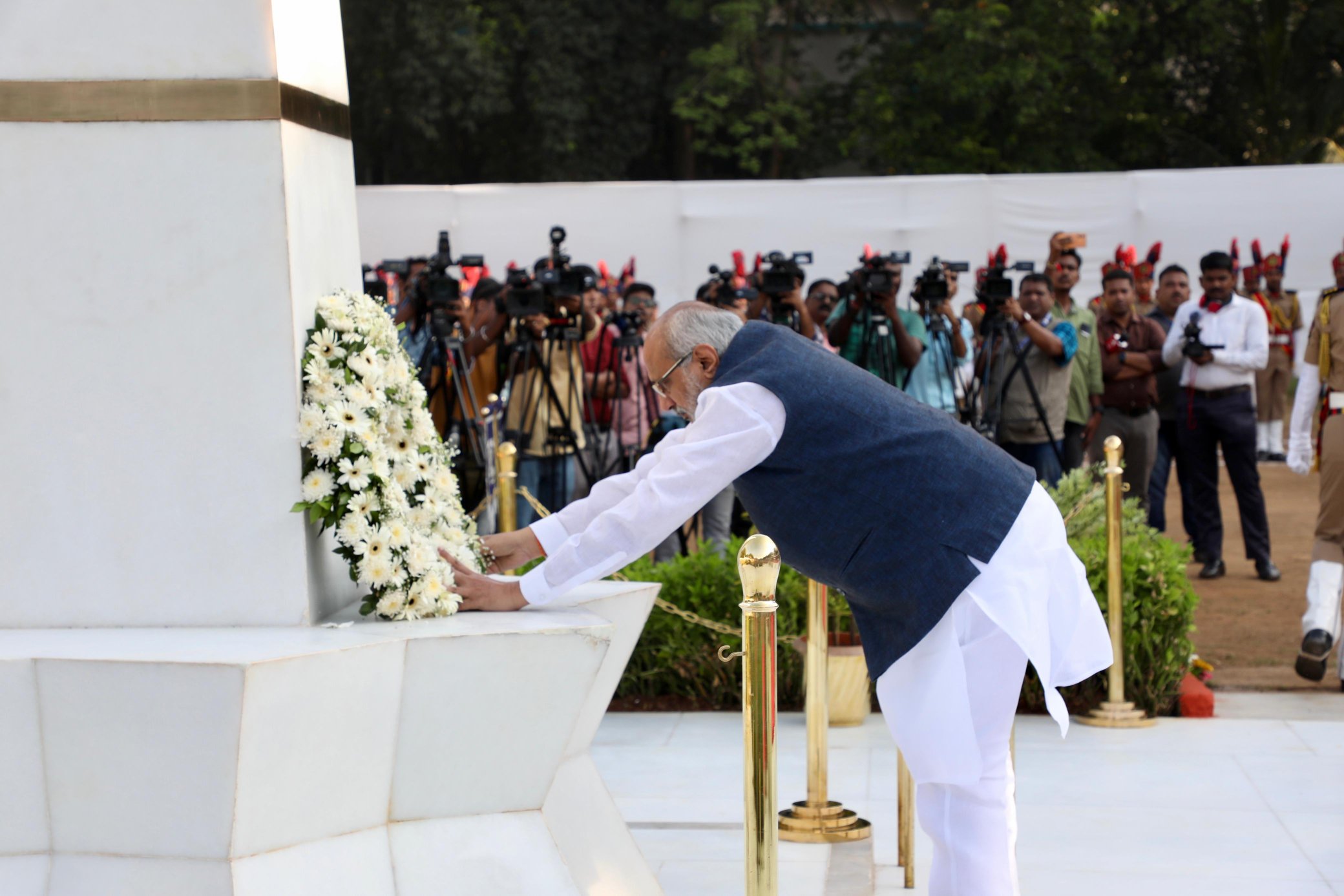 महाराष्ट्र: राज्यपाल सीपी राधाकृष्णन मुख्यमंत्री एकनाथ शिंदे के साथ मुंबई के नायगांव पुलिस मुख्यालय में शहीद पुलिस स्‍मारक पर पुष्पांजलि अर्पित की