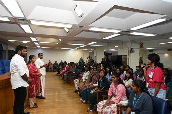 डॉ. एल. मुरुगन ने तमिलनाडु के वेल्लालर कॉलेज ऑफ नर्सिंग के छात्रों और शिक्षकों से बातचीत की