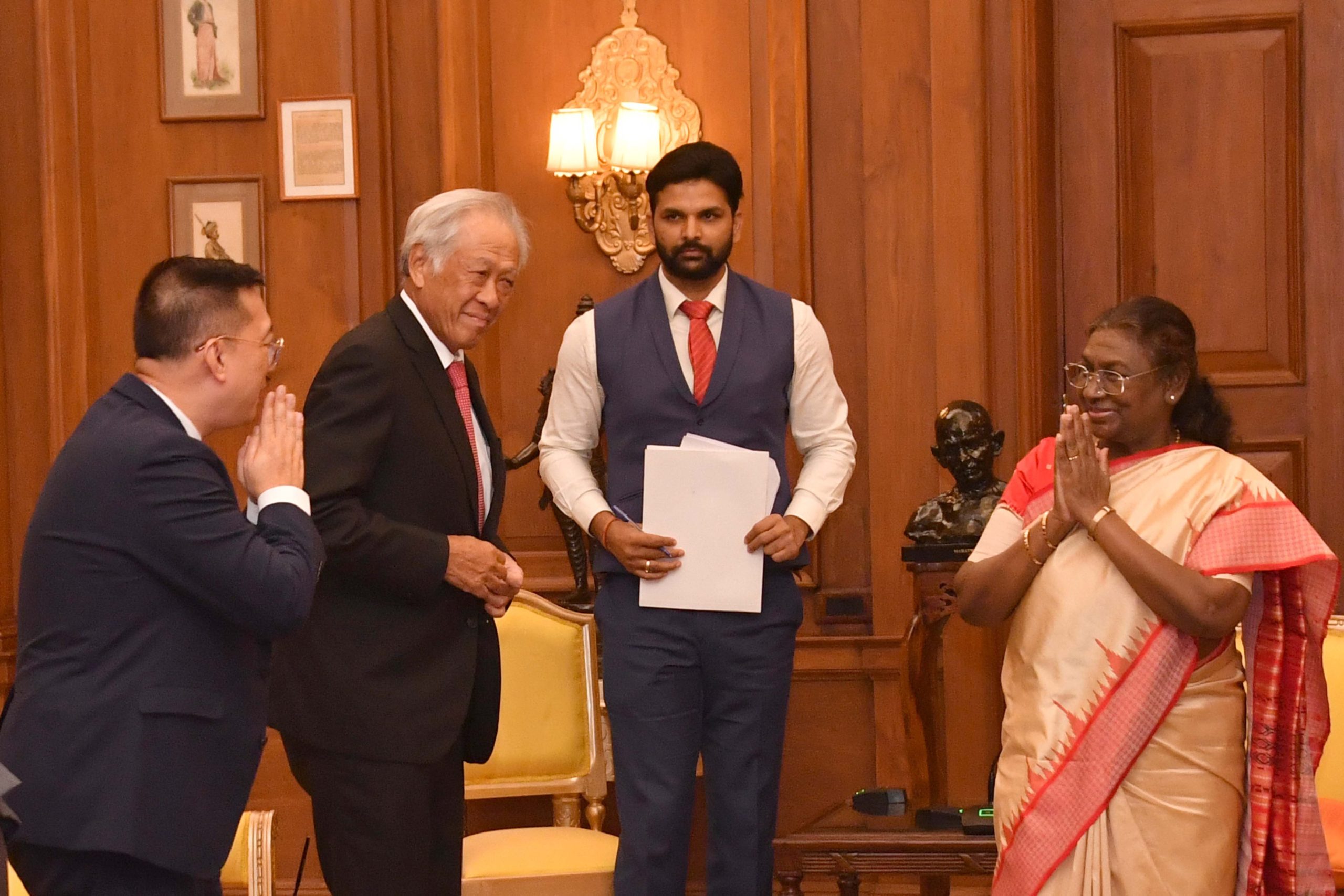 राष्ट्रपति भवन में सिंगापुर के रक्षा मंत्री डॉ. एनजी इंग हेन ने राष्ट्रपति द्रौपदी मुर्मु से मुलाक़ात की