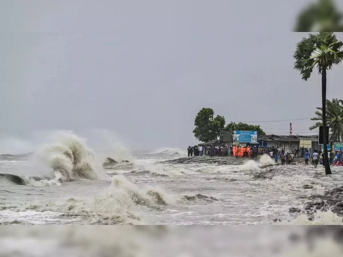 चक्रवात दाना के संभावित प्रभावों को देखते हुए मौसम विभाग ने पश्चिम बंगाल और ओडिशा में रेड अलर्ट जारी किया